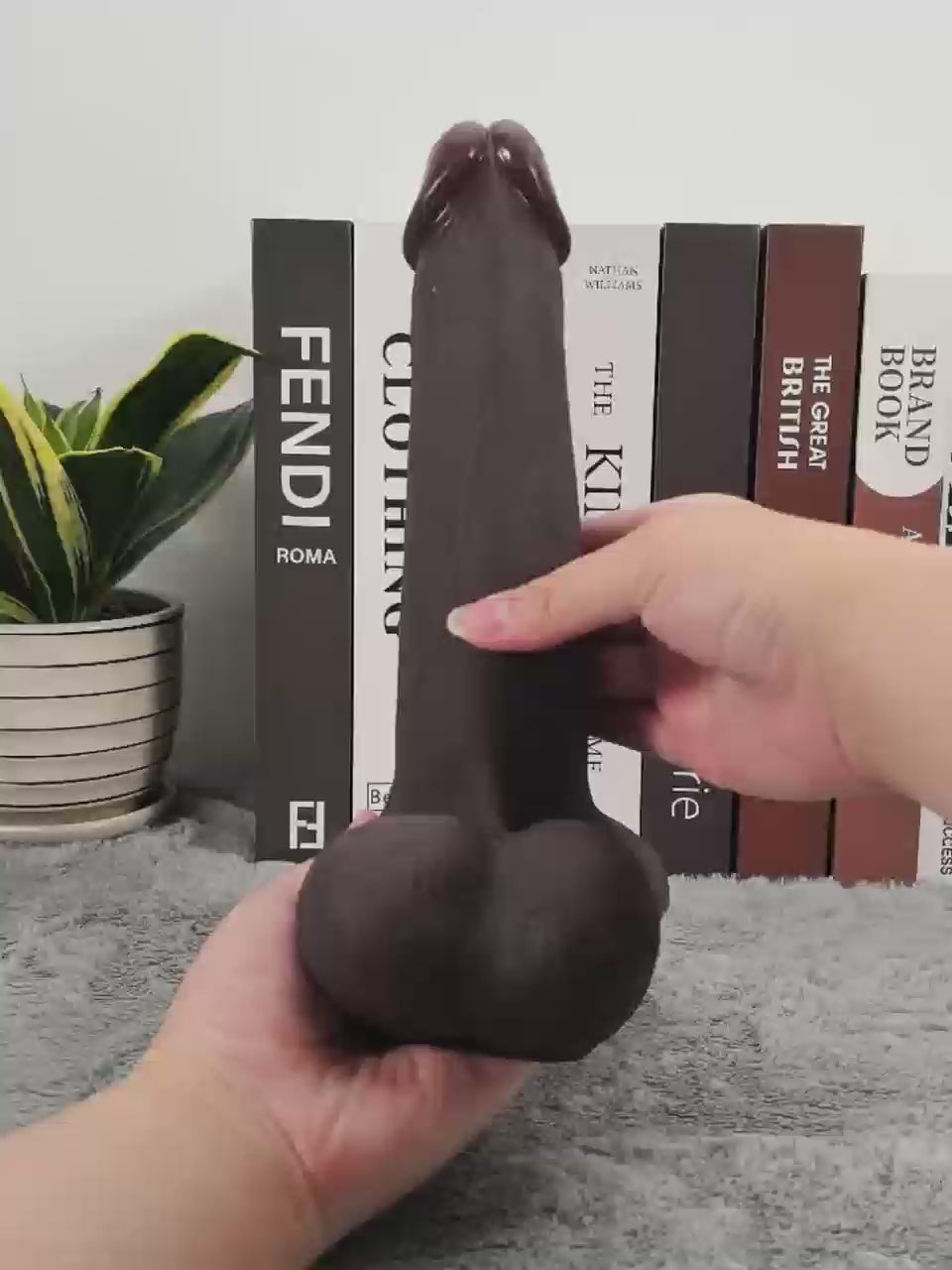 Ewout - Realistische Zwarte Dildo Met Beweegbare Ballen - 24cm